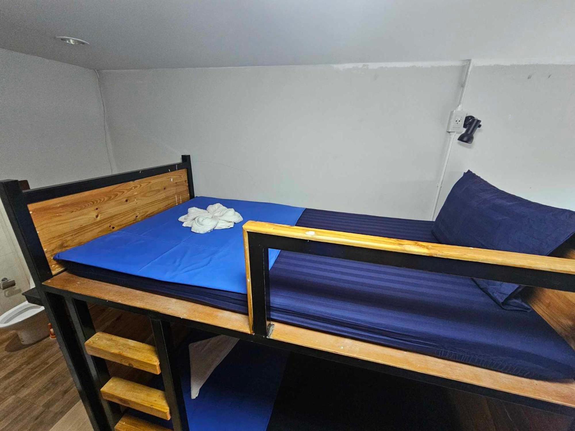 Eq Hostel Thong Sala Bagian luar foto