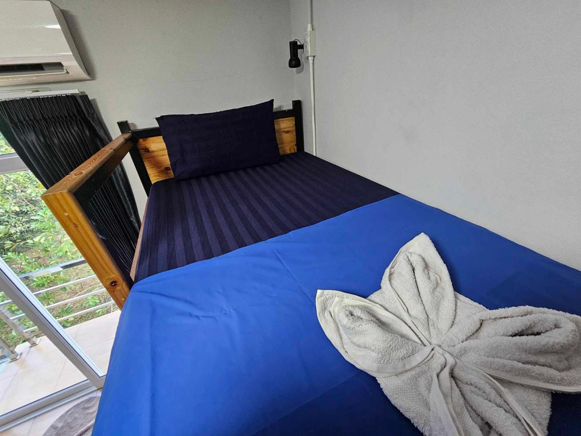 Eq Hostel Thong Sala Bagian luar foto