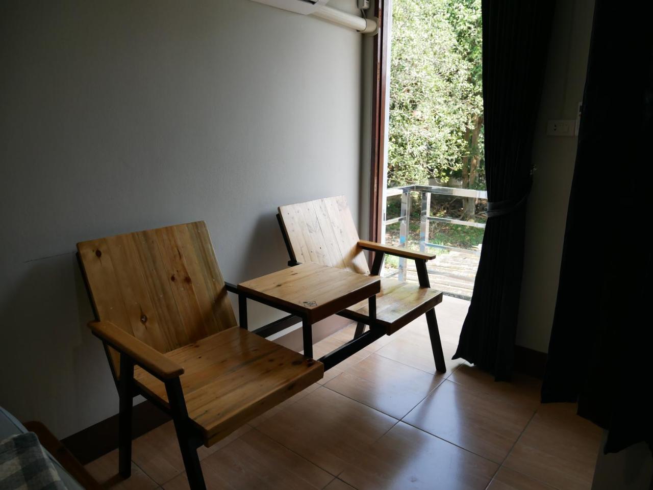 Eq Hostel Thong Sala Bagian luar foto