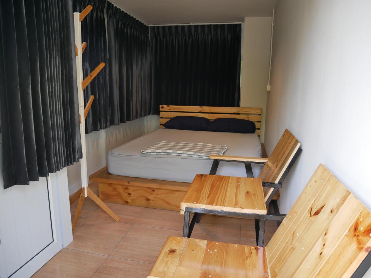 Eq Hostel Thong Sala Bagian luar foto